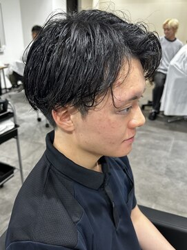 ヒュイル バイ ニアウ(Hwyl by Niau) メンズセンターパートニュアンスパーマシャドウパーマ刈り上げ