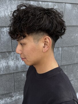 ヒュイル バイ ニアウ(Hwyl by Niau) メンズVマッシュパーマスペインカールツイスパバロックヘア