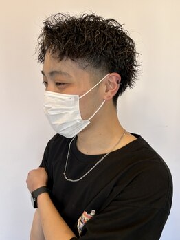 アンジュール グランデ(UNJOUR GRANDE)の写真/ちょっとしたスタイルチェンジにもおすすめのパーマヘア。セットも楽で、ON/OFFキマるオシャレメンズに。