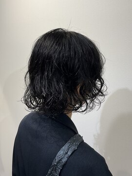 クク(coucou) 黒髪ショートパーマスタイル