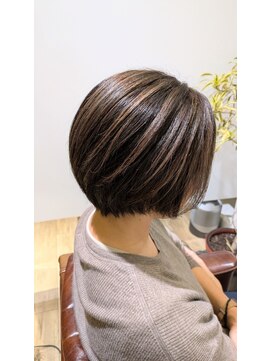 ルレ 本山(Relais) ハイライトのショートレイヤースタイル