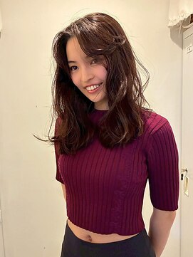 ロティー(loty) レイヤーカット　顔周りカット　センターパート　艶髪　10代20代