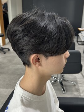 ヒュイル バイ ニアウ(Hwyl by Niau) メンズカットパーマセンターパートニュアンスパーマナチュラル