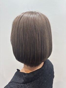 ロッカ(ROCCA) 艶感グレージュブラウンで叶える上品な透明感カラー