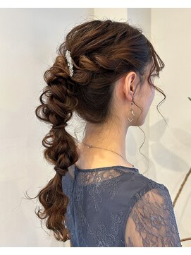 ジジ 宇都宮(Gigi) 黒髪/グレーベージュ/レイヤーロング/前髪パーマ/編みおろし