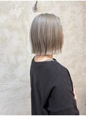 シルバーグレージュ×切りっぱなしボブ