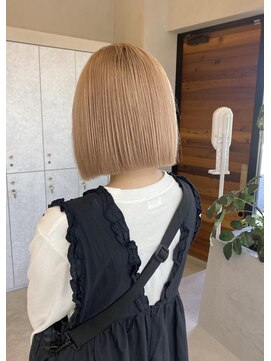 アム(am) グレージュ切りっぱなしボブ前髪ありミニボブミルクティベージュ