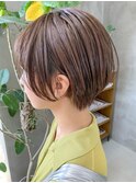 アッシュブラウン、マニッシュショート、耳掛け、ショートボブ