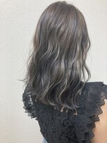 ララ(LALA)&nbsp;アッシュグレーでハイライトカラー