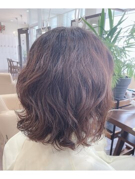 ジッピー ヘアーコレクション 20代30代 ミディアム外ハネクリープパーマ 手触り柔らか