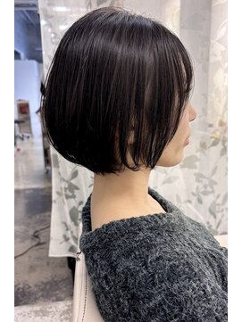 パシフィックダズールバトン(Pacific Dazzle baton) 黒髪ボブ