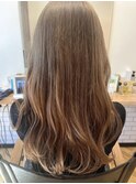 ミルクティーベージュ ハイトーンカラー ゆる巻きロング