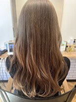 ロカ バイ ティアトロ ヘア サロン(ROCA by teatro hair salon)&nbsp;ミルクティーベージュ ハイトーンカラー ゆる巻きロング