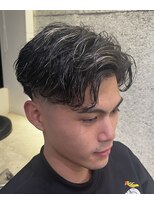 ストゥー(StueW.)&nbsp;センターパート × スキンフェード