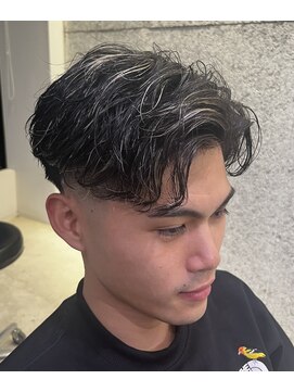 ストゥー(StueW.) センターパート × スキンフェード