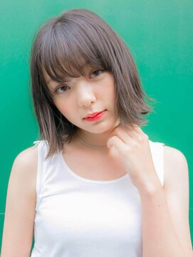 ルティア(Lutia) アッシュベージュ×外ハネミディ