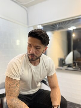 メリケンバーバーショップ フクオカ(MERICAN BARBERSHOP FUK) フェードカットかき上げスリークヘアサイドグラデーションa3