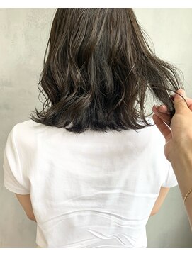 キチ(kichi.) [kichi.] ミディアムロブ×カーキグレージュ