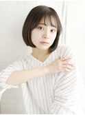ツヤ感ベージュの切りっぱなしボブ