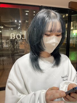 ロアバイチェリーコークウブ(Loa by CHERRY COKE ubu) ハッシュカットとブルーカラー