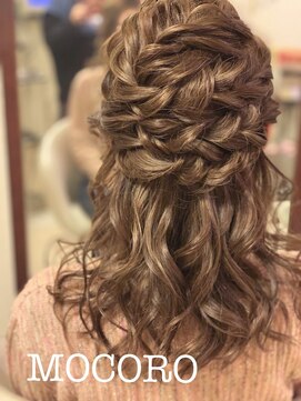 ヘアーセット モコロ(Hair Set MOCORO) ねじりハーフアップ