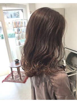 ヘアデザイン ソラ(Sola) ナチュラルガーリーブラウンベージュカラー×毛先パーマ