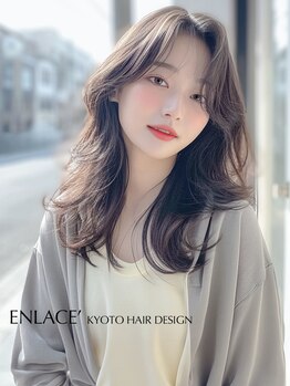 アンラセ(enlace)の写真/韓国風大きめ柔らかウェーブで、ふんわりとした毛流れのある大人カジュアルがこの夏はおすすめ♪