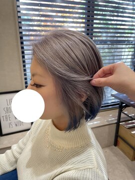 シンプル(Simple) ペールシルバー×裾ブルーの個性派インナーカラー