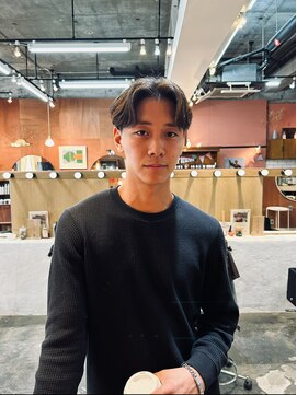 エディ(Edy) センターパートニュアンスパーマテーパーフェードミドルパート