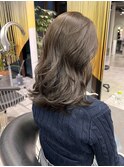 オリーブベージュ　ミディアムレイヤー　韓国ヘア