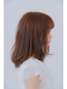 モコ(MOCO) 透明感のあるナチュラルカラーで肌色を明るくツヤ感を（サイド）