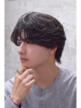 オルズ 渋谷(ALLZ) フェザーパーマショートウルフ黒髪センターパートカルマヘア