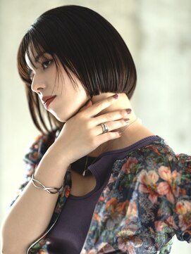 エミュ 表参道 青山(emu) 顔まわりレイヤーが軽やかな抜け感のモードな前下がりミニボブ