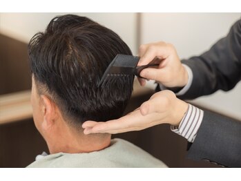 モーリーズバーバーショップ 北浜本店(MORLY’s Barbershop)の写真/大人の色気と品格。ビジネスカジュアルを好む"ビジネスマン"に似合う洗練されたスタイルを提供！