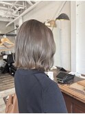 切りっぱなしボブ×柔らかシアベージュ