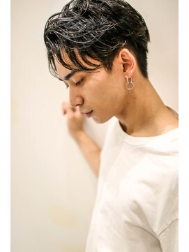 トルネード(TORNADO) 外国人風ハイライト アップバングセンターパート ソフト刈り上げ