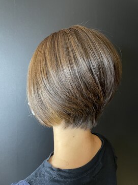 サローネデ アグスティナ バイ サンバンチ(salones de agustina by sanbanchi) 【明石大久保】ショートボブ×バニラベージュインナーカラー