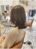 細いハイライト×グレージュカラー×ミディアムヘアー◎