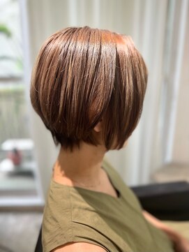 ツムグ 代官山店(TUMUGU) 小顔ショートボブ丸みショート×パープルブラック白髪ぼかし