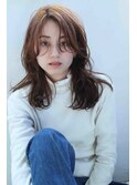 優しく揺れる、大人フェミニンヘア