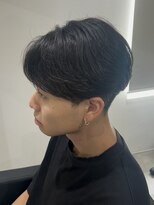 ヒュイル バイ ニアウ(Hwyl by Niau)&nbsp;メンズセンターパートニュアンスパーマカット刈り上げナチュラル