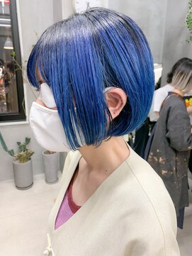 テトヘアー(teto hair) 前下がりボブ、アイスブルー、ブリーチオンカラー