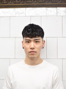 メリケンバーバーショップ コウベ(MERICAN BARBERSHOP KOBE) クロップ風ニュアンスダウンパーマ