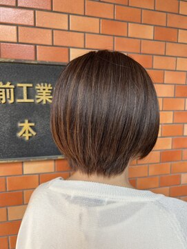 モッカ(mocca) ショートボブに白髪ぼかしハイライト