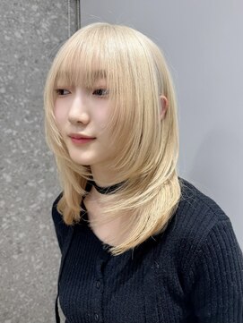 サンク 原宿 表参道(cinq) ロングレイヤーカット顔周りレイヤーミルクティーベージュカラー