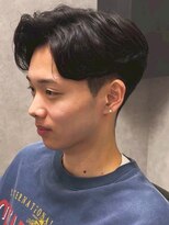 ディスイズバーバーフォース(THIS IS BARBER 4th)&nbsp;ナチュラルパーマ センターパート 黒髪 ツーブロック 20代