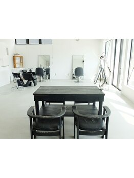 白を基調にした解放感のある店内。少人数ならではの丁寧なカウンセリングであなたの“なりたい”が叶う―。