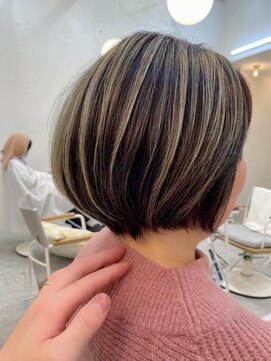 ロミー 本厚木(ROMMY.) バレイヤージュ白髪ぼかしレイヤーショートシャギーボブ髪質改善