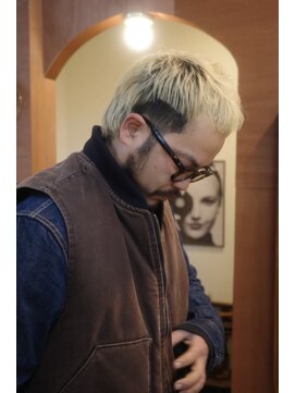 エディ(Edy) ウルフカット抜きっぱなしブロンド刈り上げメンズ眉毛カット岡山