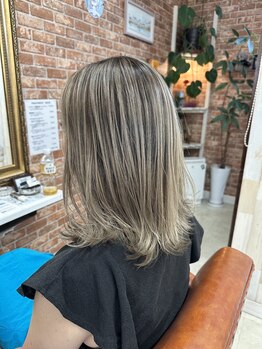 アンレーヴ(Un Reve)の写真/白髪を活かすデザインカラー♪ブリーチで創る、あなただけの白髪ぼかし体験！